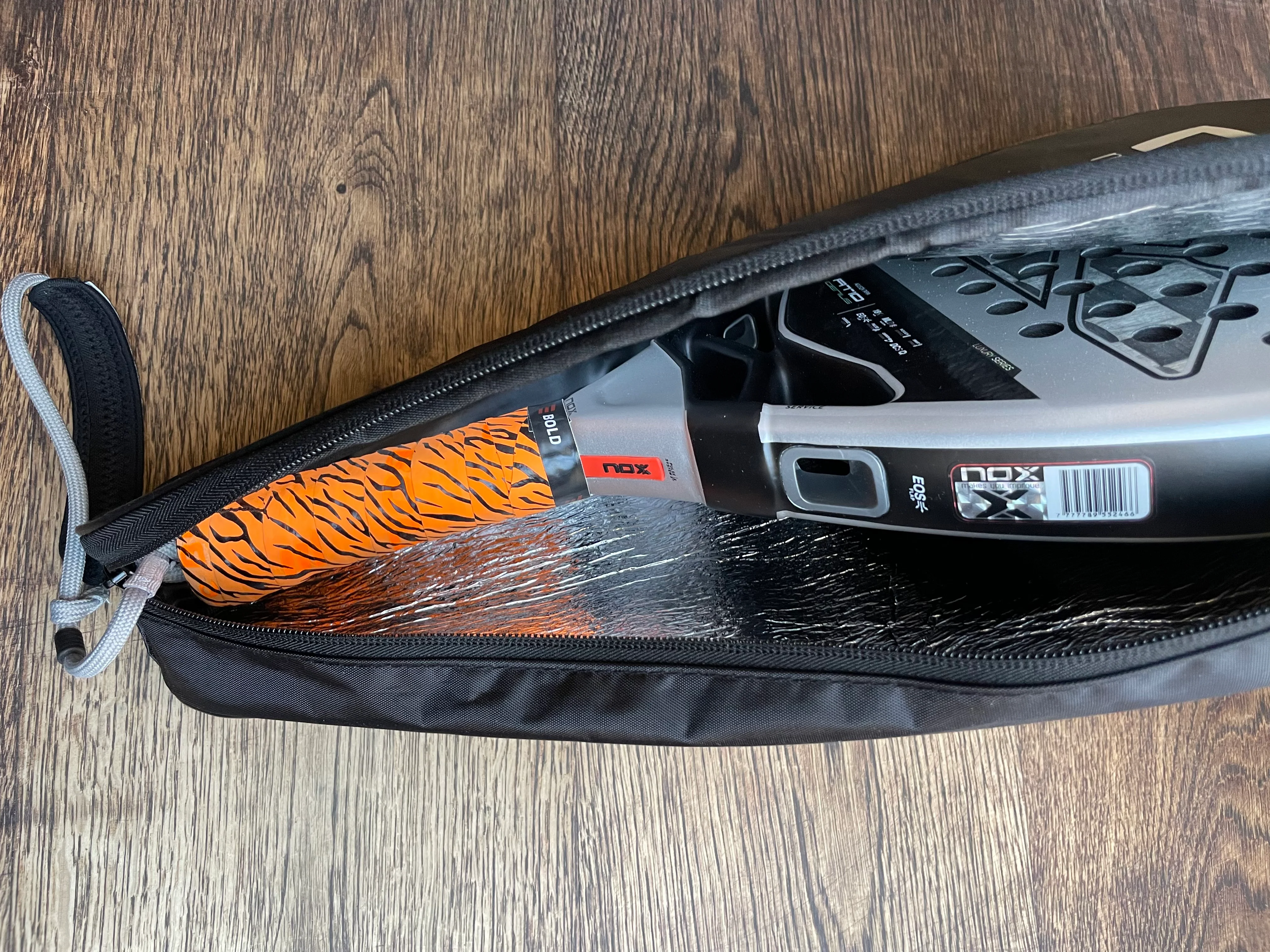 Ein Padelschläger sicher in einer schützenden Padeltasche verstaut