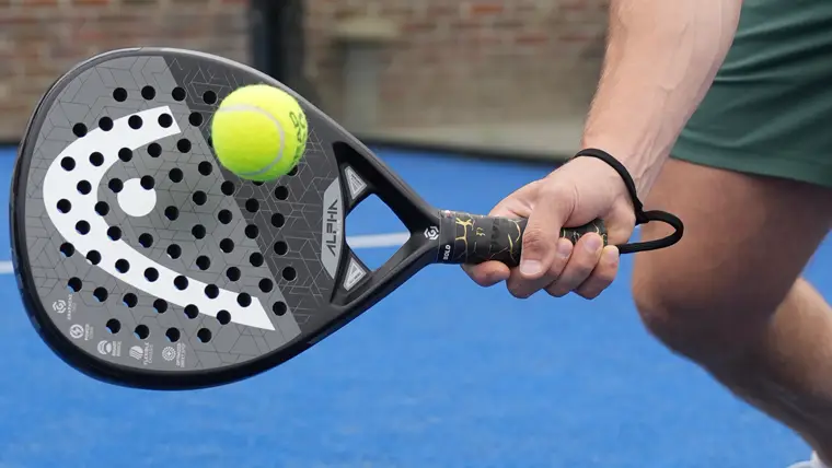 Cos'è il padel? Guida per principianti allo sport con la racchetta in più rapida crescita al mondo