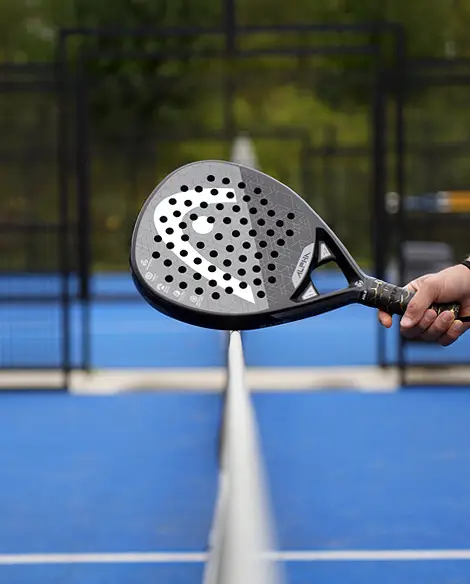 Overgrip Bold padel, scatto lifestyle nel tunnel della rete