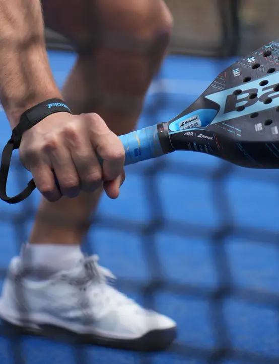 Bold Overgrip in Aktion hinter dem Padel-Netz