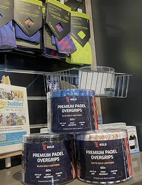 Bold overgrip in actie achter padel net